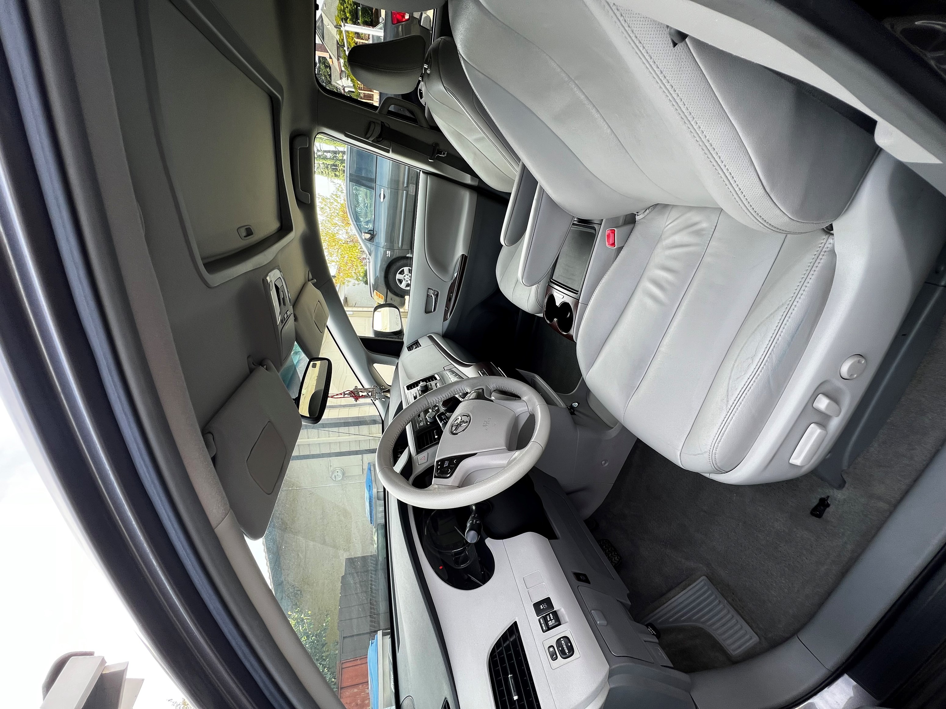 2012 Toyota Sienna XLE 8 Passenger 4drs Minivan Like New