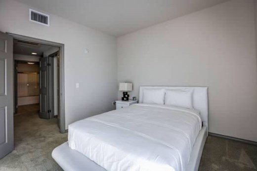 Furnished Room with Private Bath for Rent in Chicago