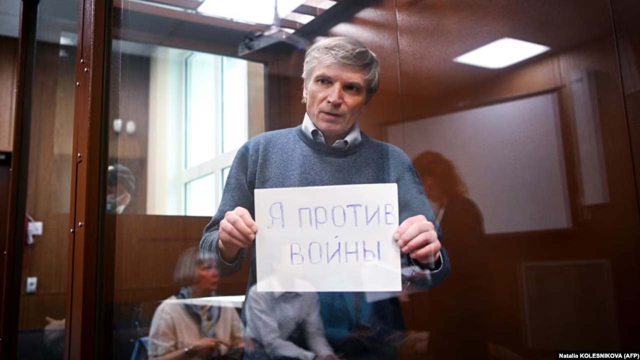 How about:Nobel Laureate Appeals to Red Cross for Help with Imprisoned Russian Activist?