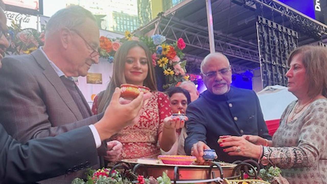 Schumer Celebrates Diwali in Times Square: Honors Tandon and Rajamannar