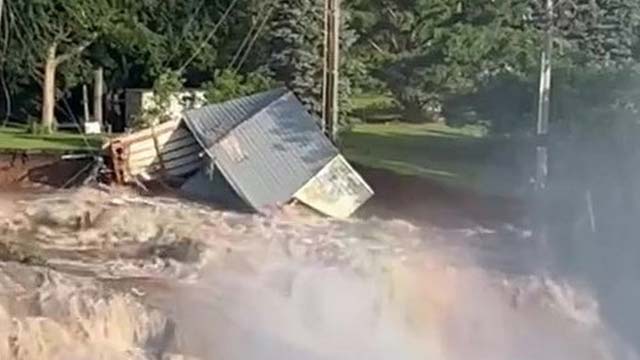US Flood: Dam Collapsed Due To Heavy Rains.. Flood Water Entered The Residential Area.. VIDEOS