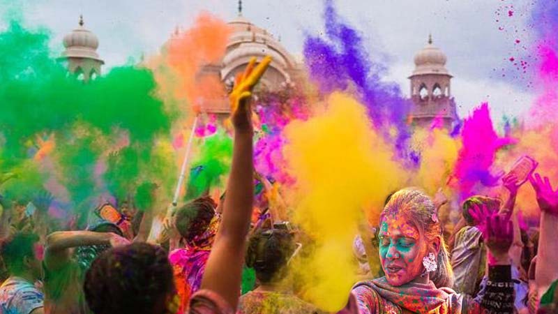 Holi celebrations at the Sri Krishna Mandir in Dubai!