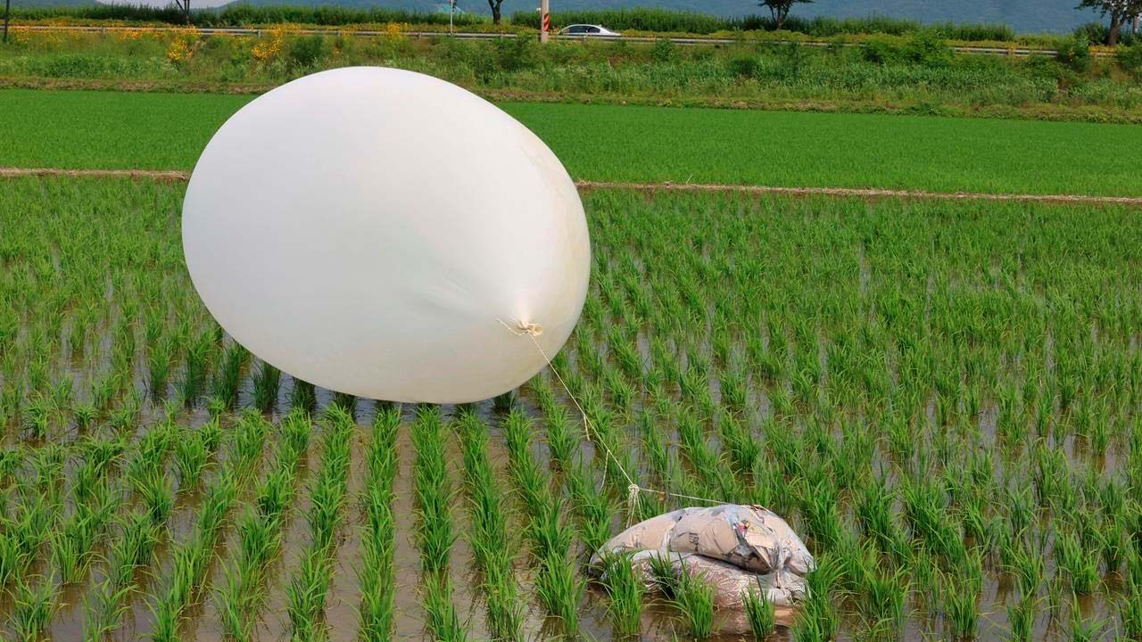 North Korean Balloon Drops Trash on South Korean Presidential Compound