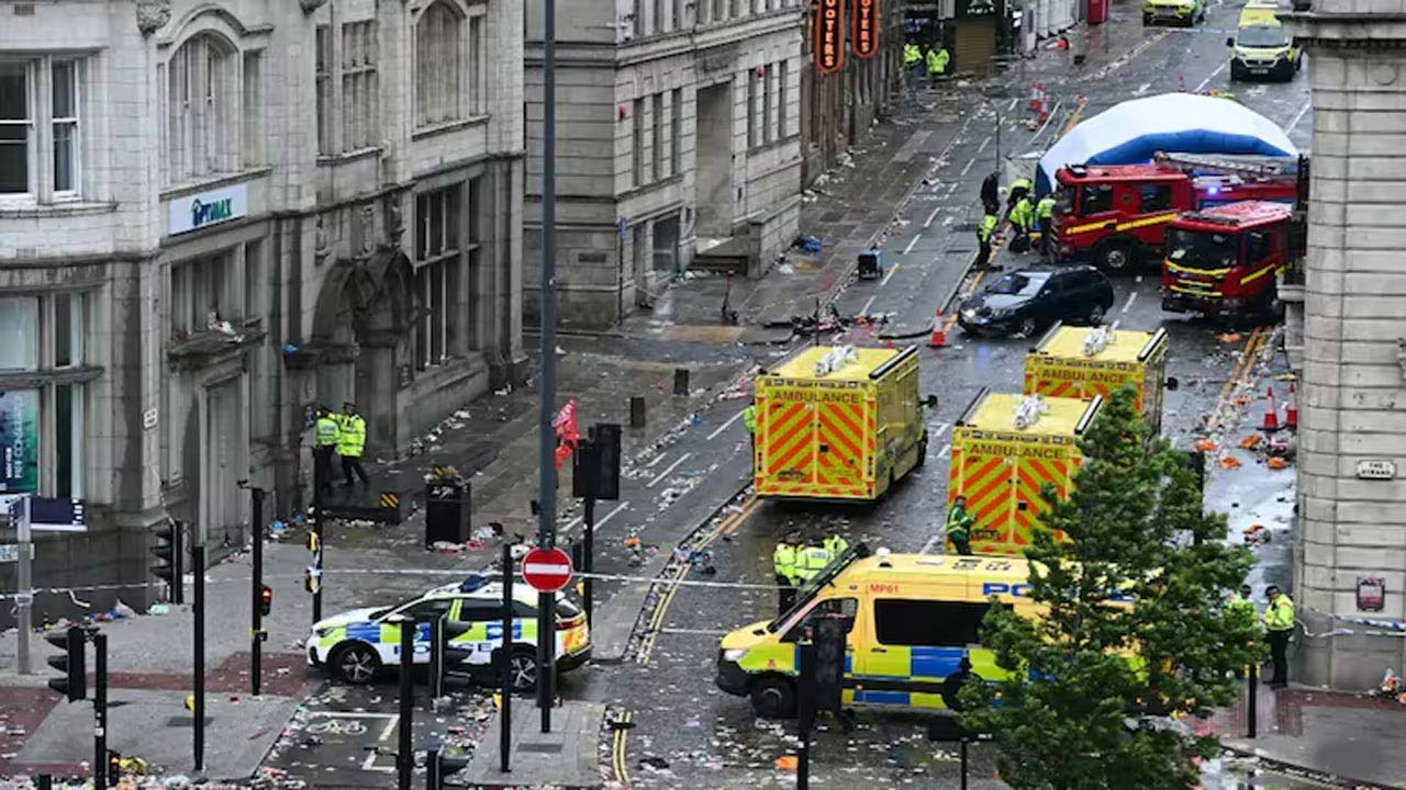 Car Rams into Crowd During Liverpool Victory Parade, 27 Injured