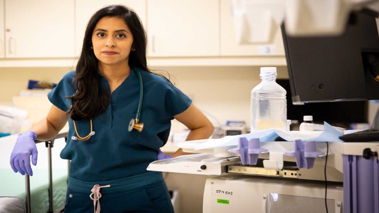 Indian-Origin Doctor Warns: Smartphone Use on Toilets May Raise Hemorrhoid Risk