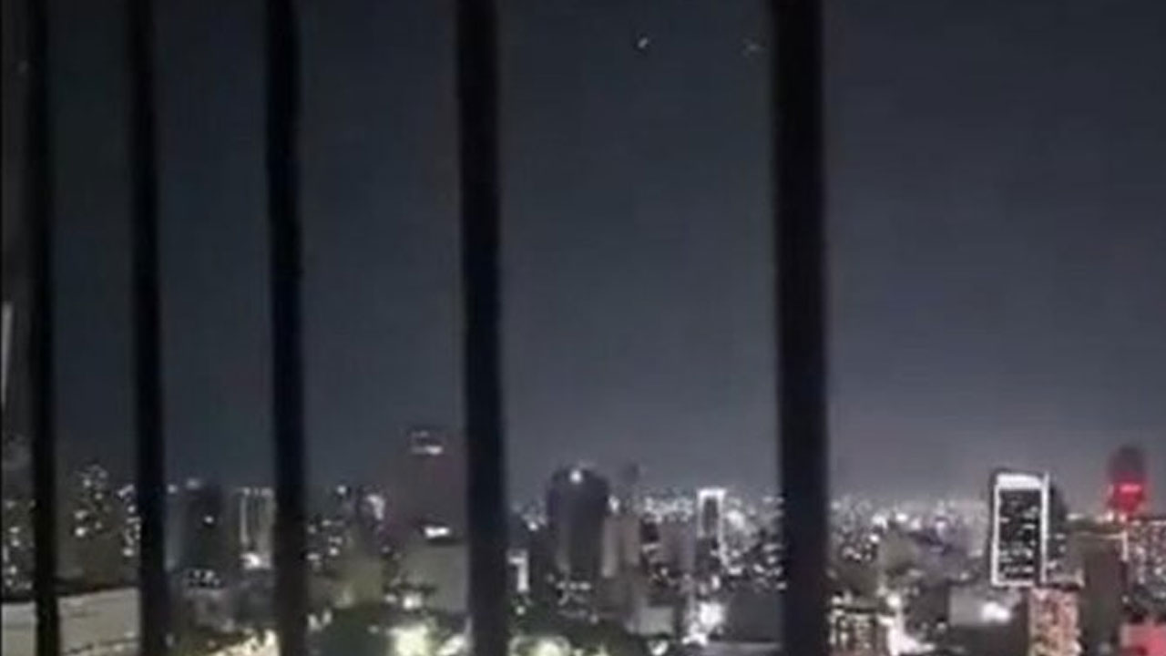 Venezuela Presidential Palace Under Fire in Caracas Amid Political Crisis